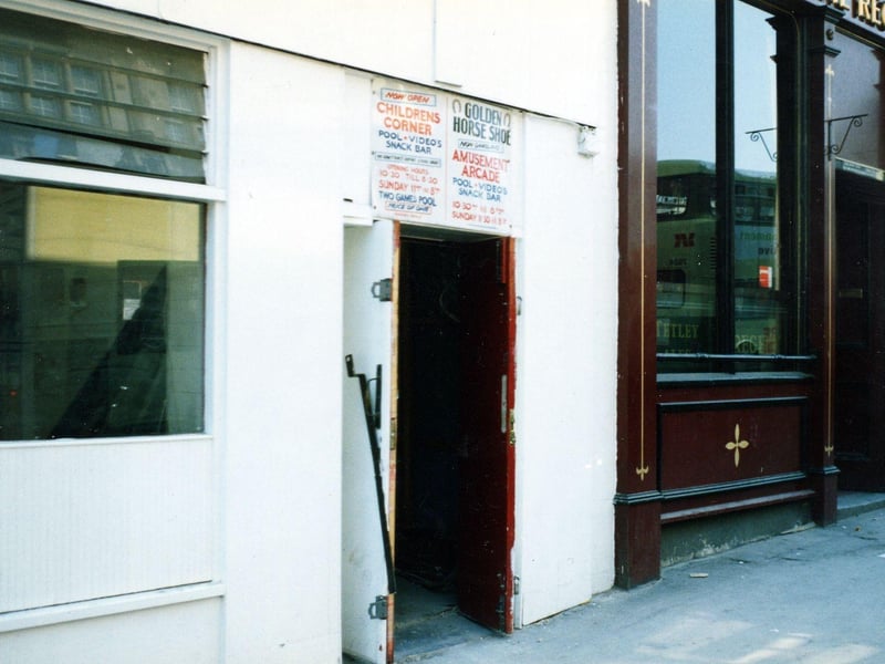 The Golden Horse Shoe Amusement Arcade on Kirkgate which advertises pool, videos, a snack bar and a children's corner. Next door is The Regent public house, a long established inn which has been there since at least 1822. Pictured in August 1990.