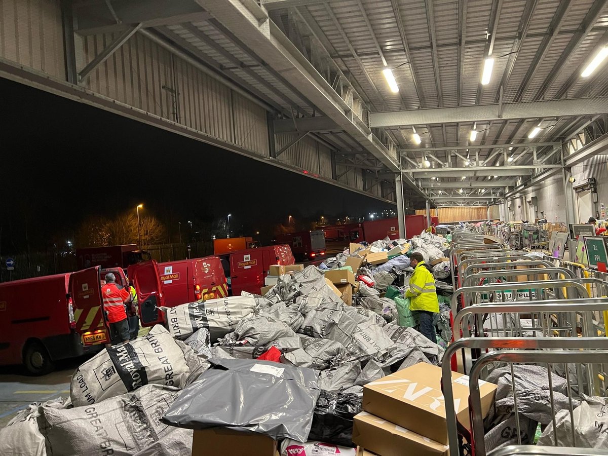 Weihnachtschaos für Royal Mail-Mitarbeiter in Leeds, da Pakete und Briefe „überall verstreut“ zurückgelassen wurden