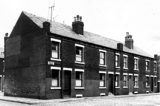 Lom View on the left and nos. 10 to 16 Windsor Terrace on the right originally built to house the shared outside toilet. These houses were soon to be demolished under a Leeds City Council slum clearance programme.