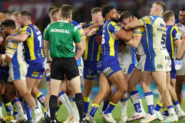 Leeds Rhinos and Warrington Wolves players have a falling out, as referee Chris Kendall looks on. Picture by John Clifton/SWpix.com.