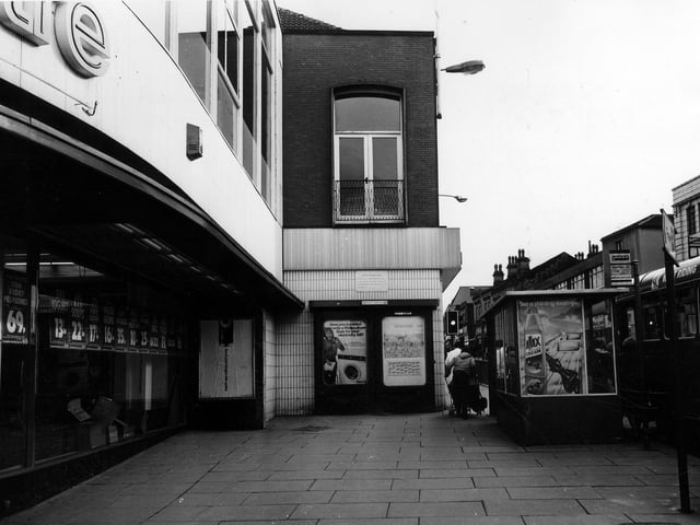Queen Street showing the Co-operative Supercentre discount superstore at the junction with Albion Street in March 1982.