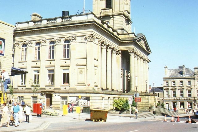 A view across Queen Street to Morley Town Hall in July 1995. The junction with Albion Street is to the left and the Lloyds' Bank on the right stands at the junction with Wellington Street at number 44 Queen Street.