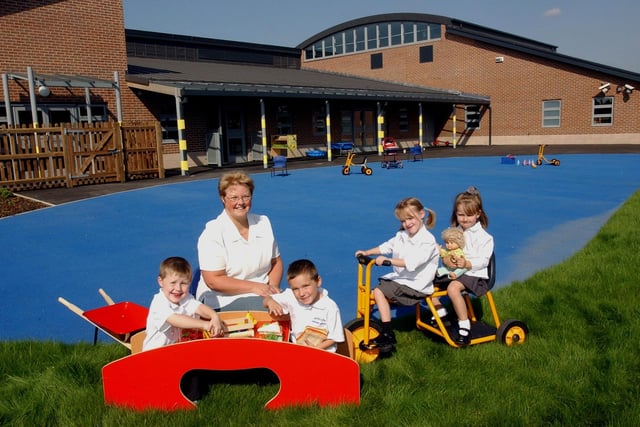 Headteacher Gill Austerfield at the new Asquith Primary School in 2002. Pictured with her from left to right are Jordan Ellis, Rhys Childs, Chloe Armstrong and Courtney Connah, all aged four.