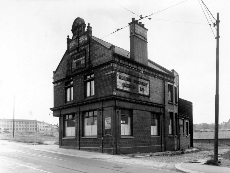 The Fleece Inn on York Road pictured in September 1955. The licensee at the time was Gertrude Sammonds and an advertisement for Mercer's Meat Stout is in the window.