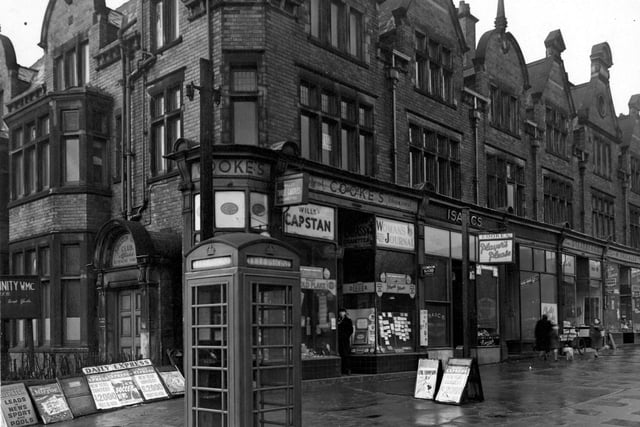 Chapeltown Road in January 1954. Shops in view are Cookes Tobacconist, Isaacs Fruit Shop, Steinbergs Poultry and Smuckler Provisions. Newstands are on the corner of Mexborough Avenue. The Kingston Club is visible.