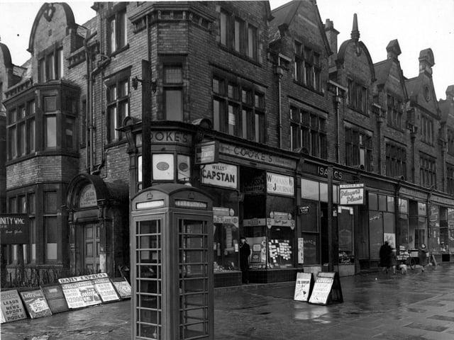 Chapeltown Road in January 1954. Shops in view are Cookes Tobacconist, Isaacs Fruit Shop, Steinbergs Poultry and Smuckler Provisions. Newstands are on the corner of Mexborough Avenue. The Kingston Club is visible.