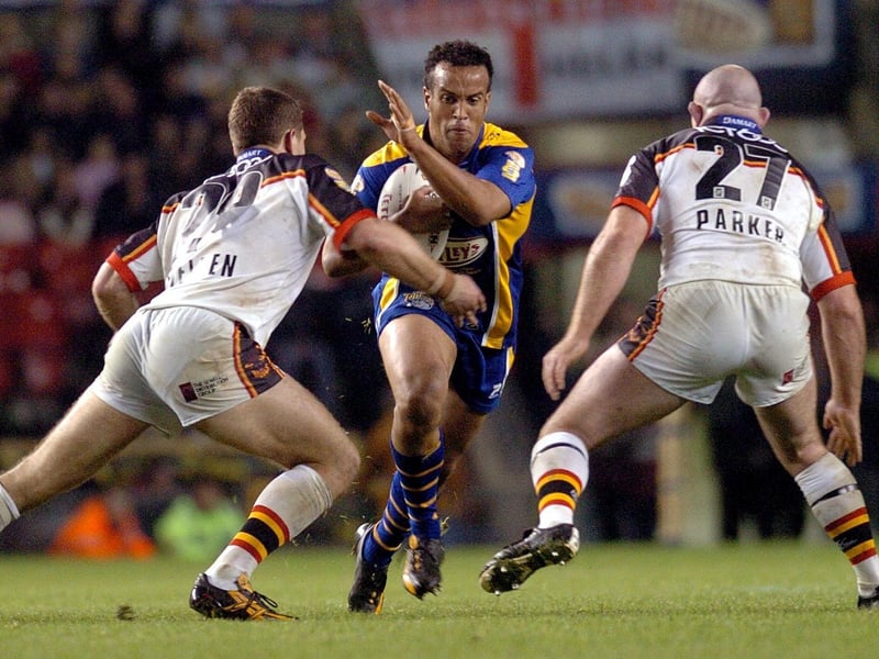 Jamie Jones-Buchanan charges at Bradford Bulls' Stuart Fielden and Rob Parker.