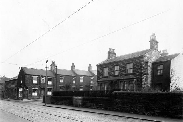 The junction of Stanningley Road and Railsfield Mount in January 1949.