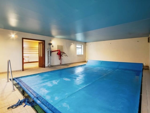 The bungalow has an indoor swimming pool with cover.
