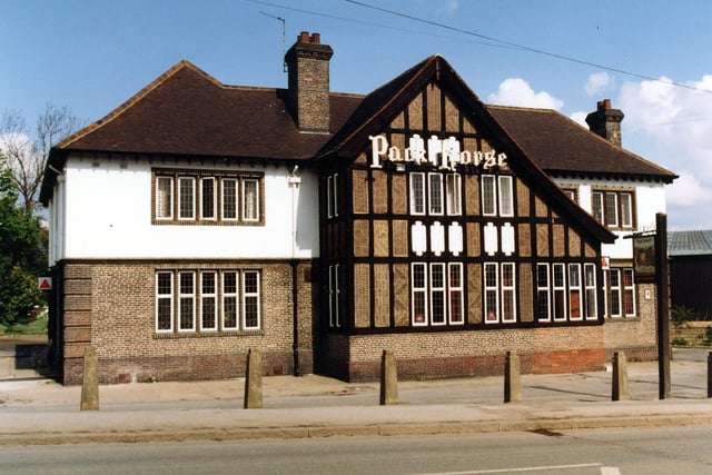 Did you enjoy a drink here back in the day? The Pack Horse pub on Gelderd Road opposite the junction with Royds Farm Road. Pictured in October 1984.