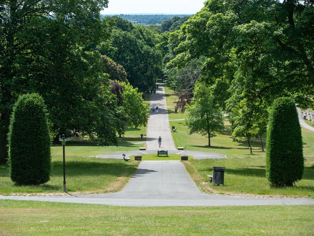 The expansive Roundhay Park becomes a playground for a high-stakes chase. Players must navigate through the park's natural obstacles, use parkour skills to evade pursuers, and reach a predetermined rendezvous point while being pursued by relentless adversaries.