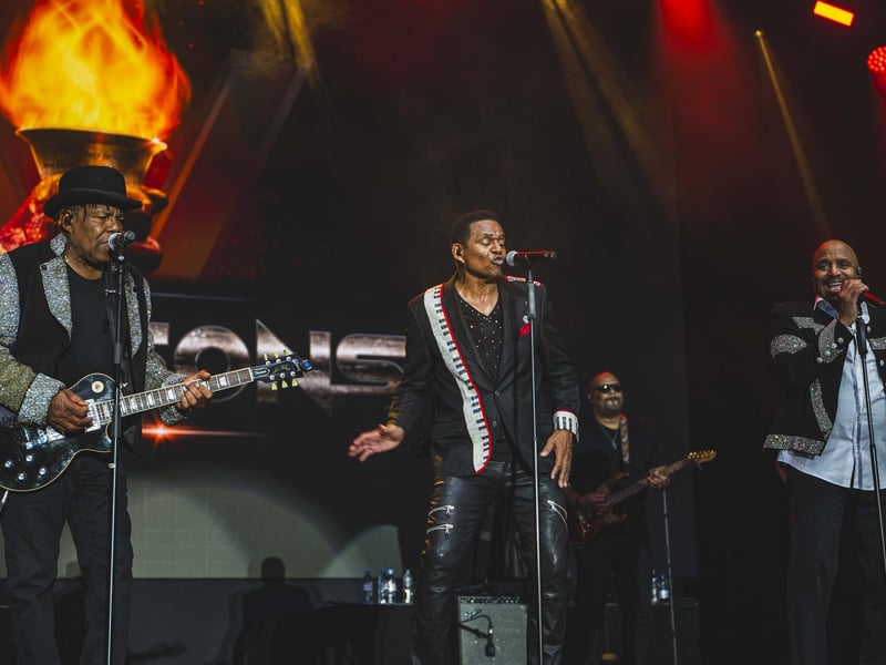 Icons The Jacksons perform.