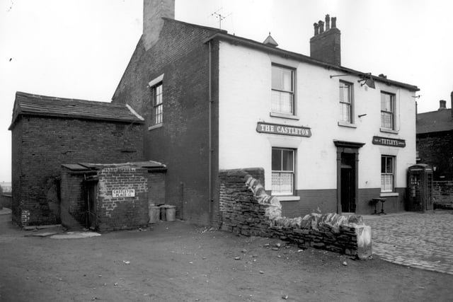 The Castleton Hotel pub on Armley Road one of Tetley's houses. On the left is Castleton Place, to the right Castleton Terrace. There was thought to have been a fortification in the area described as a 'castle'. the name Castleton is derived from this. Pictured in February 1964.