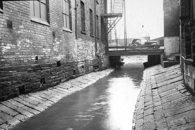 Timble Beck once ran through Steander, and provided water to businesses in Steander, and flowed out into the River Aire close to Fearn's Island. 

However, the beck was culverted during the 20th century, and now cannot be seen.
(Photograph by kind permission of Leeds Libraries, www.leodis.net)