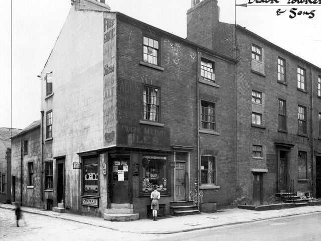 Rockingham Street at the corner with Cross Rockingham Street in August 1946. A boy with back to camera looking in the window of a shop.