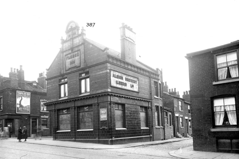 Located between Vincent Street to the left and Plaid Row to the right was The Fleece Inn pictured in September 1935. It was built by Albion Brewery in 1825. At this time the licensee was Mrs Mary Tordoff.