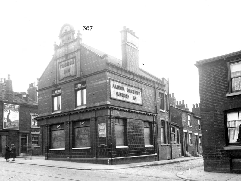Located between Vincent Street to the left and Plaid Row to the right was The Fleece Inn pictured in September 1935. It was built by Albion Brewery in 1825. At this time the licensee was Mrs Mary Tordoff.