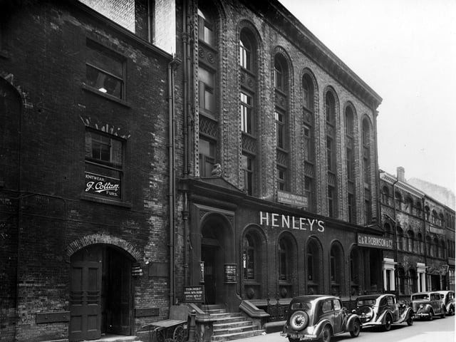 York Place in August 1946. Business premises, include Jas. Cottam Manufacturing Agent, W. T. Henley's Telegraph Works Co. Ltd., Tetlow and Taylor Ltd., Marshall Smith and Killerby All Woollen Manufacturers and G and R Robinson and Co. Linen Manufacturers.