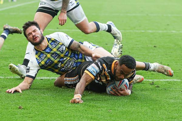 Rhinos blew a 10-point lead in the final 15 minutes against a poor Castleford Tigers side at Magic Weekend.