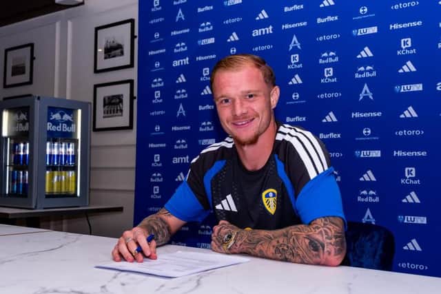 Melvin Bard signs on the dotted line (Image courtesy of Leeds United)