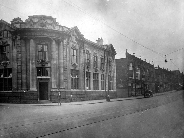 Lloyds Bank at the junction of The Headrow and Vicar Lane in Septem,ber 1928. Lloyds began business in Leeds in 1900. A building on this site didn't appear until 1908, this version of Lloyds was demolished and rebuilt to conform to the lines of The Headrow layout in the late 1920s. This view is looking towards North Street.