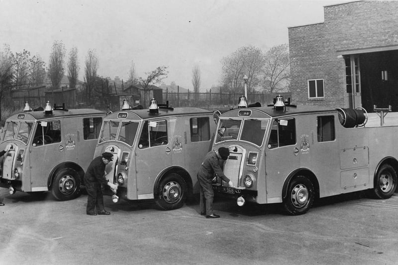 Leeds Fire Brigade took delivery of three new Rolls-Dennis fire engines, the first peacetime additions since before the war in October 1953.
.