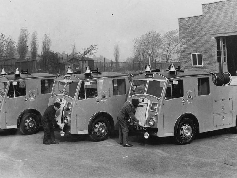 Leeds Fire Brigade took delivery of three new Rolls-Dennis fire engines, the first peacetime additions since before the war in October 1953.
.