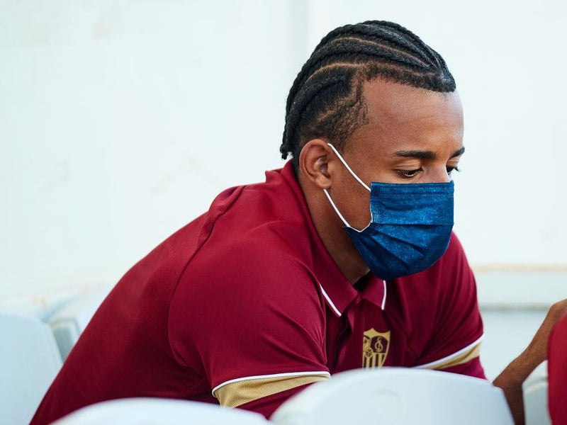 Chelsea are set to revive their interest in Jules Kounde during the January transfer window if Sevilla lower their asking price back to around €50 million, where the two clubs almost found an agreement this summer. (ESPN)
(Photo by Fran Santiago/Getty Images)