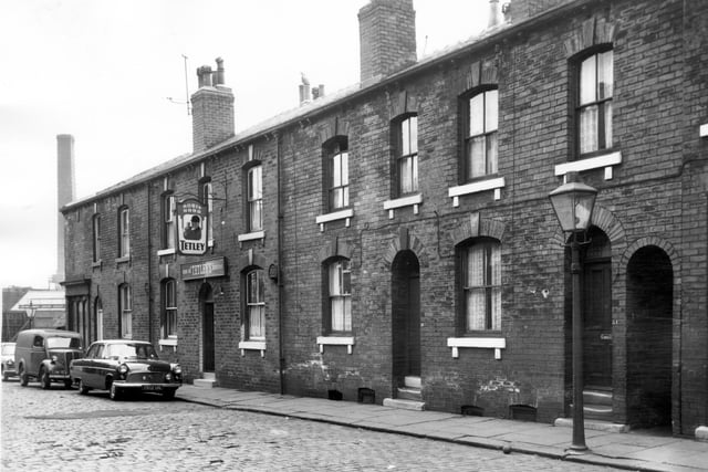 The Robin Hood pub on Powell Street in April 1964.