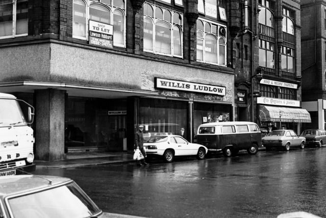 December 1979 and the department store, which appears to be closed. A notice above says 'Shop To Let'. Two floors up is Windsors Commercial Club. On the right is Harewood Street Jewellers.