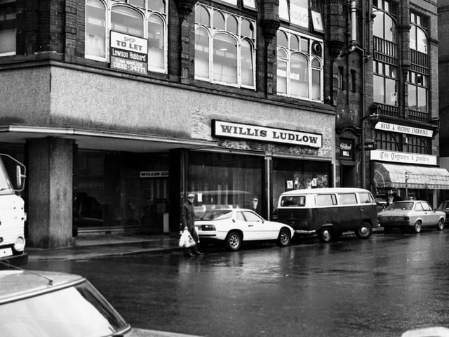 December 1979 and the department store, which appears to be closed. A notice above says 'Shop To Let'. Two floors up is Windsors Commercial Club. On the right is Harewood Street Jewellers.