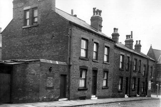 Back to back houses on Dewhirst Place in May 1965. On the right edge the premises of Albert Stott, General Printers, can be seen at number 97 Tong Road.