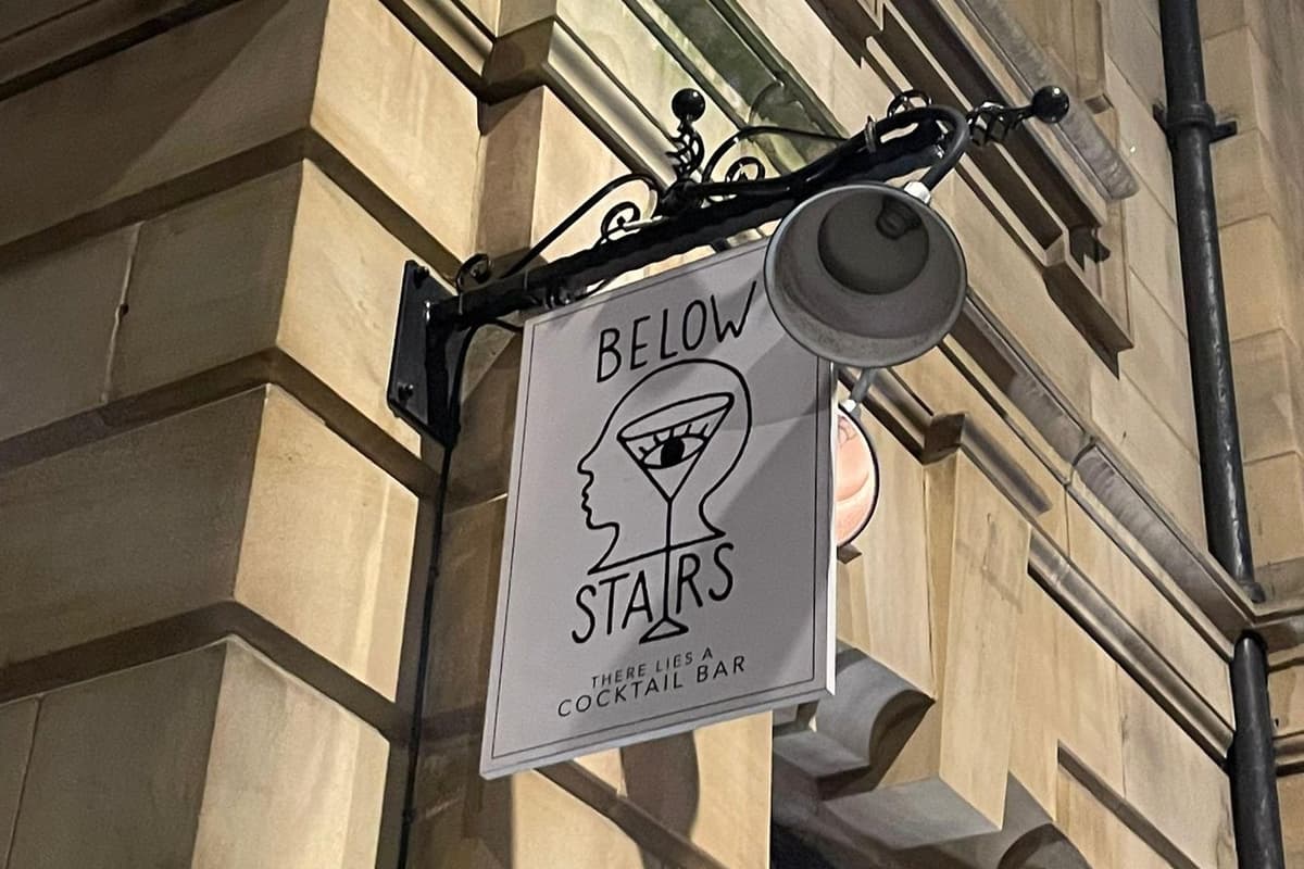 Below Stairs Bewertung: Ich habe diese versteckte Cocktailbar in Leeds ...