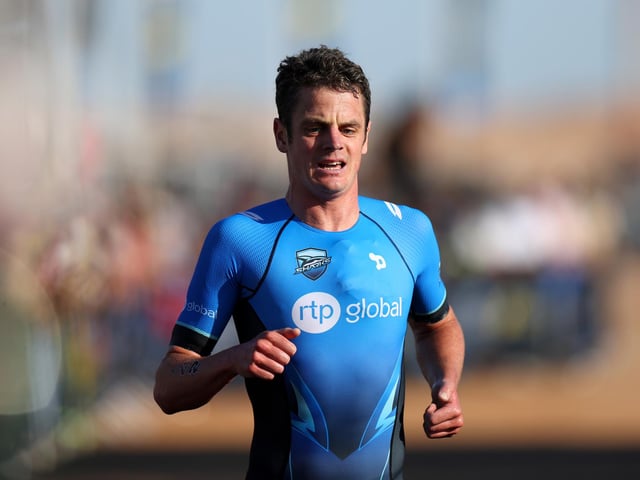 Brother of Alistair Brownlee, he is a former Olympic champion in triathlon.