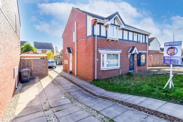 This three bedroom house in Middleton has a fantastic open plan design and modern decor to finish. All three bedrooms are spacious and nicely decorated, making this an ideal ready-to-move-into home.