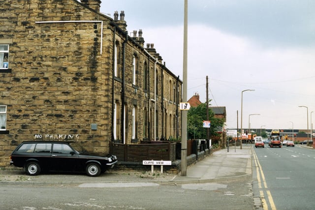 Bruntcliffe Road showing the junction with Cliffe View in June 1990. On the right is a crossroads with Howden Clough Road going off to the left, Wakefield Road ahead and Bruntcliffe Lane to the right.