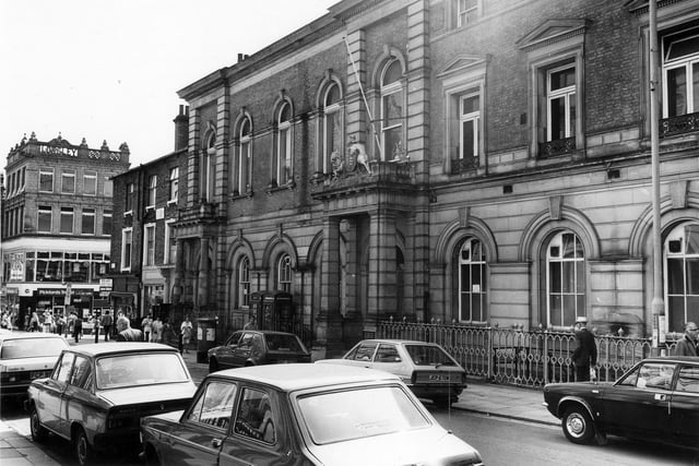 County Court, built in 1848. It was closed in the mid 1980s and redeveloped in 1987 by W.H.Smith. Cars are in the picture here but Albion Place is pedestrianized now. A shop called Pickfords Travel is visible on the left with the name "Longley" at the top of the building. Pictured in August 1983.