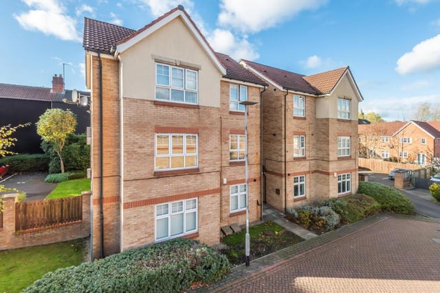 This purpose-built two bedroom flat on Tavistock Close offers communal grounds to be enjoyed by residents, as well as off street private parking and visitor parking spaces.The main bedroom in the apartment is a generous double which has built in wardrobes along one wall, and the second room has space for another double bed.