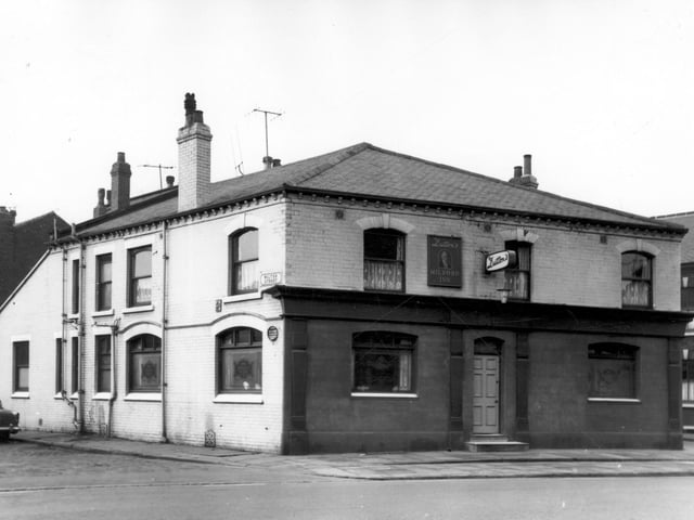 The Duttons Ales owned Milford Inn at 243 Kirkstall Road. The landlord when this photo was taken in March 1966 was A.E. Biggins. Built in the late 19th century this public house had a smoke room to the right and a public bar to the left.