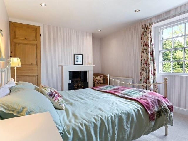 A double bedroom filled with natural light creates a comfortable space ideal for guests or family.