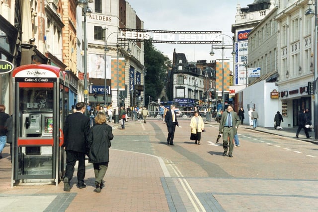 Briggate looking towards The Headrow and the junction with New Briggate in October 1999. Left of centre is the 1932 Lewis's building which became Allders in 1996.