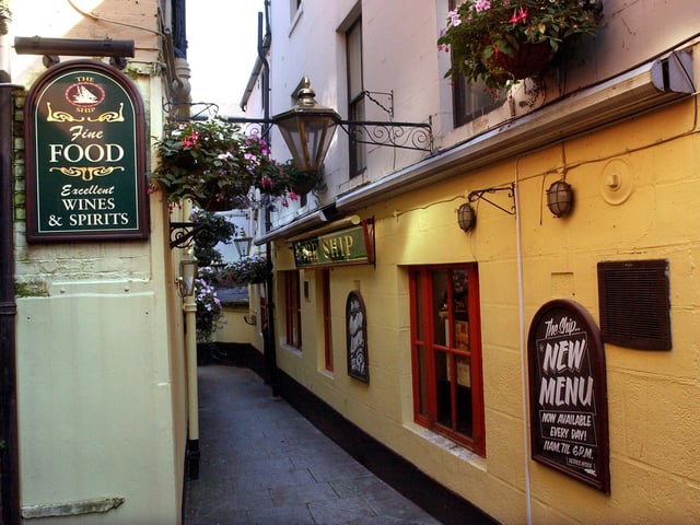 The Ship Inn on Briggate dates from Georgian times and it was once one of the haunts of actors, musicians and other people connected with the theatre due to the close proximity of the City Varieties, the Grand Theatre, and the now demolished Empire and Theatre Royal.