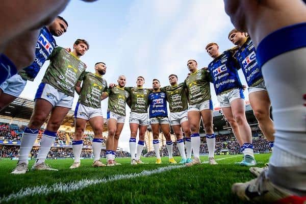 Leerds Rhinos huddle, Picture by Allan McKenzie/SWpix.com.