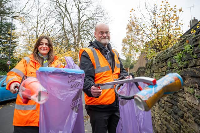 B&DWYW - SGB-59872 - Two volunteers from Barratt Homes picking up litter ahead of Remembrance Sunday