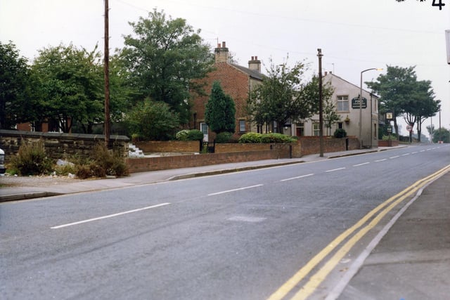 Bradford Road in September 1990. On the right is the Painter's Arms public house. The building on the left is Holm Lea.