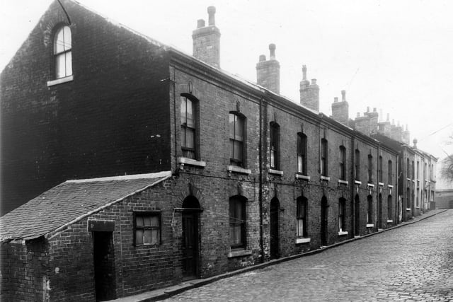 Back-to-back houses on Apsley Street in March 1959. These houses were due for demolition to make way for the redevelopment of the Hyde Park Road area.