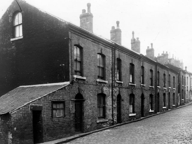 Back-to-back houses on Apsley Street in March 1959. These houses were due for demolition to make way for the redevelopment of the Hyde Park Road area.