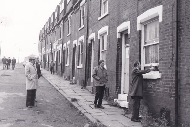Bailiffs arrive at a house on Elsworth Street in November 1984 to evict squatters.