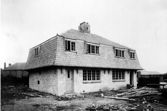 Sites for building estates had been acquired by Leeds Council in 1918/1919, of which Middleton was one. A team of twenty one architects were appointed to design homes which would suit the needs of tenants. Here upper storey of dwellings is faced with slate. Pictured in July 1932.