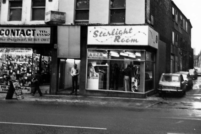 Lower Briggate in December 1979. Pictured is Contact second hand goods and Starlight Room amusements. On the right is the junction with Heaton's Court.